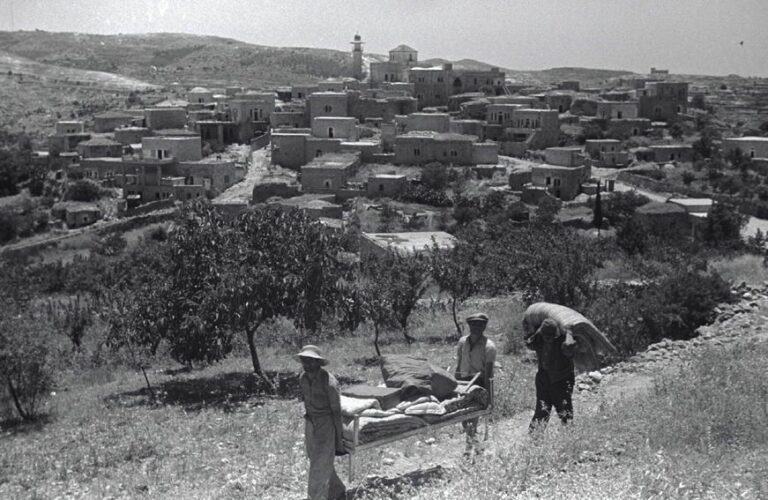 لماذا أصبح بودكاست “سردة بعد العشاء” الأكثر شعبية في لبنان؟