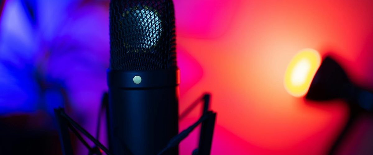 أفضل بودكاستات كوميدية لضحكات سريعة في 2025!