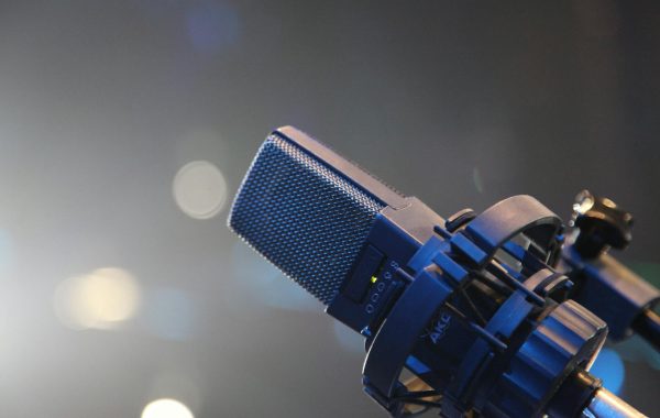 لماذا صارت بودكاست "سردة أفتر دِينر" الأشهر في لبنان؟