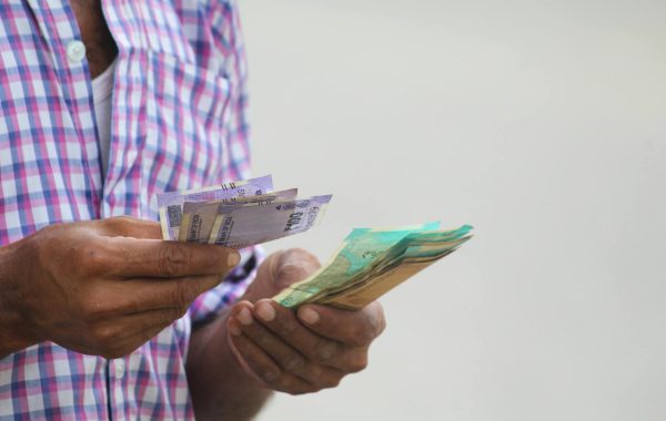 انتقال خزانتك من الصيف للخريف بأناقة محتشمة ودفء