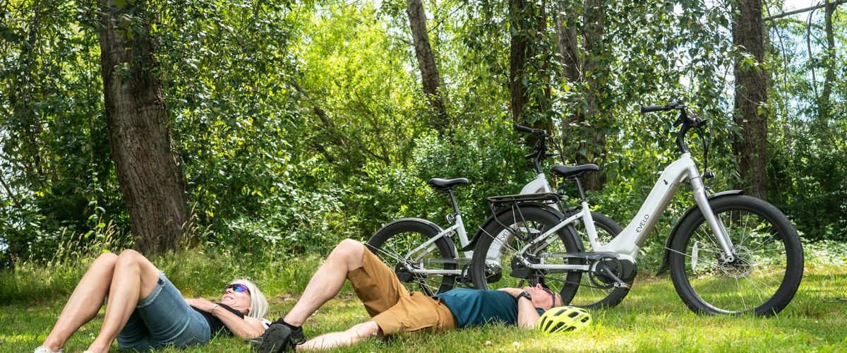 فوائد شرب الماء الدافئ بالليمون كل صباح لصحتك اليومية