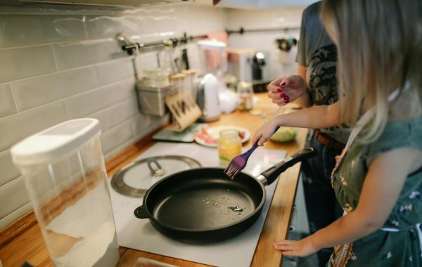 كيف ترتب البقلاوة بخبرة دون تكسير أو التصاق؟