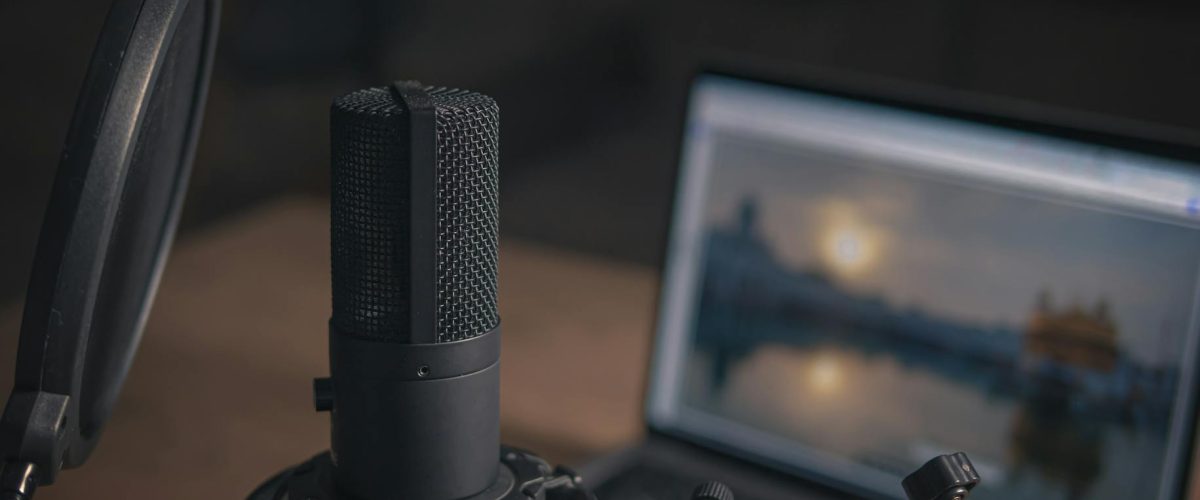 أفضل بودكاستات كوميدية للضحك السريع في 2025!