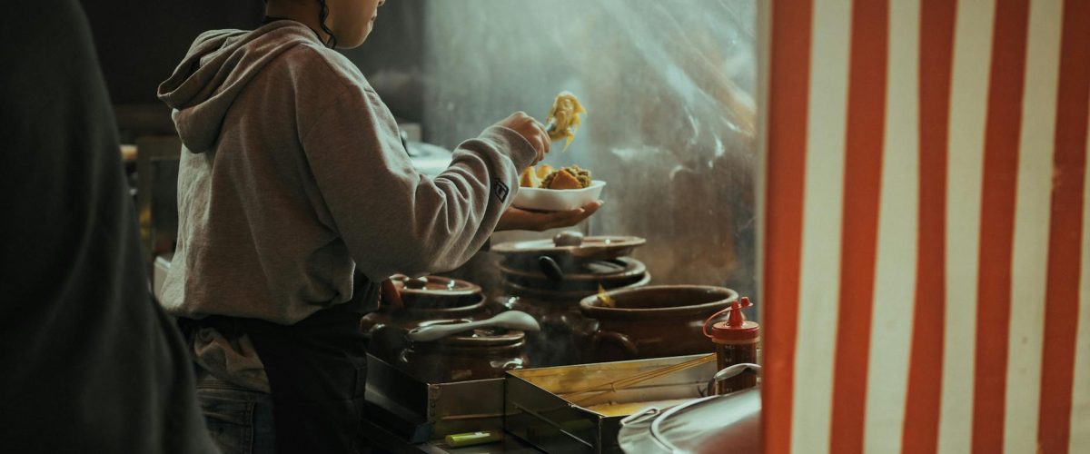 تناول الطعام بوعي: استمتع بطعامك دون إفراط وبسعادة