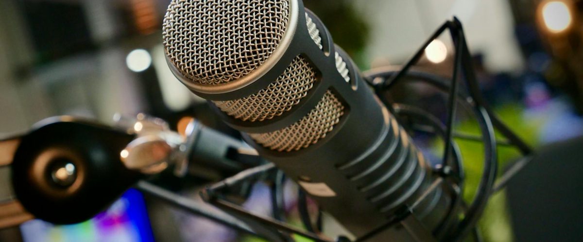 صوت الضحك العربي: من هم روّاد بودكاستات الكوميديا؟