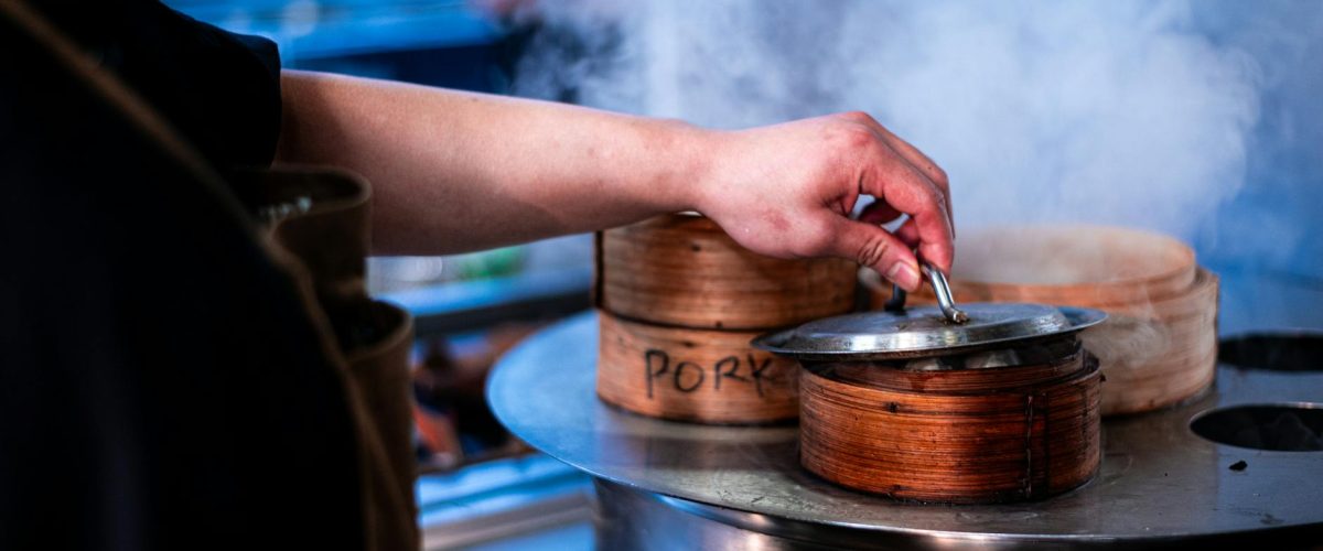 الأكل الواعي: كيف تستمتع بطعامك دون إفراط؟