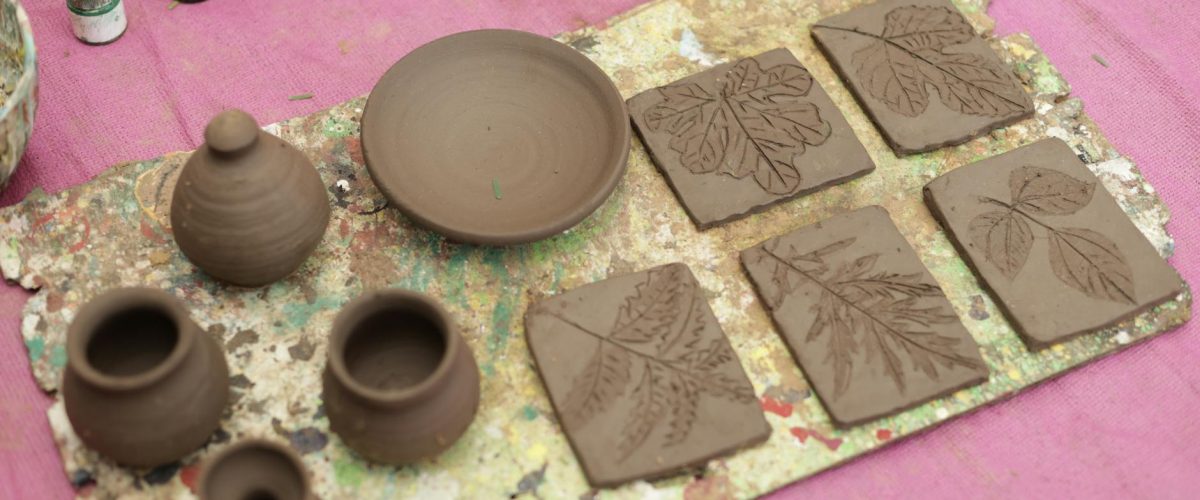 لوحات خشبية مزخرفة بأمثال عربية يدوية تزين جدرانك ببساطة