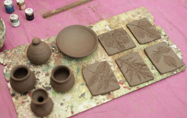 لوحات خشبية مزخرفة بأمثال عربية يدوية تزين جدرانك ببساطة