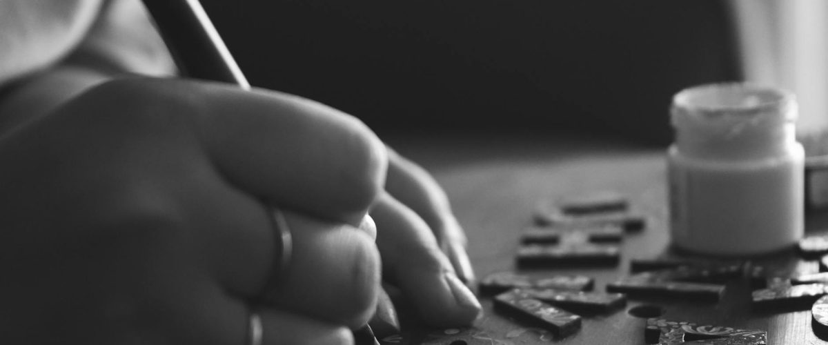 كيفية صنع قطعة مركزية مستوحاة من الصحراء بالرمل والزهريات الخزفية