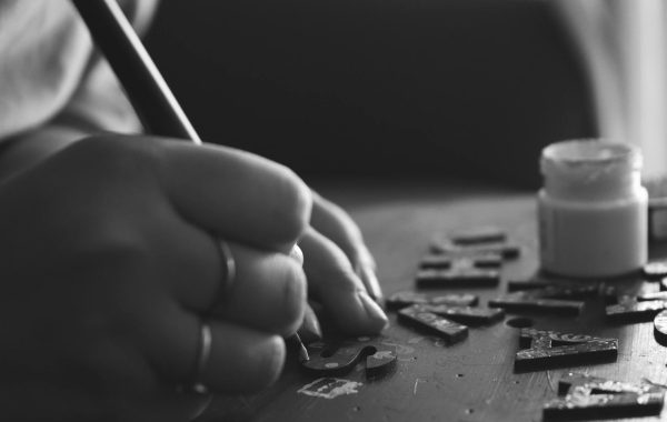 كيفية صنع قطعة مركزية مستوحاة من الصحراء بالرمل والزهريات الخزفية