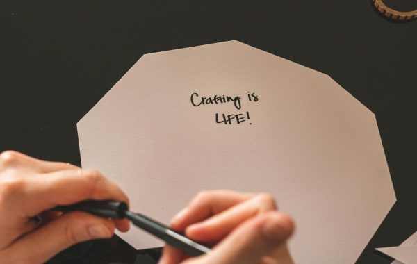 كيفية صنع قطعة وسطى صحراوية باستخدام الرمل والفخار