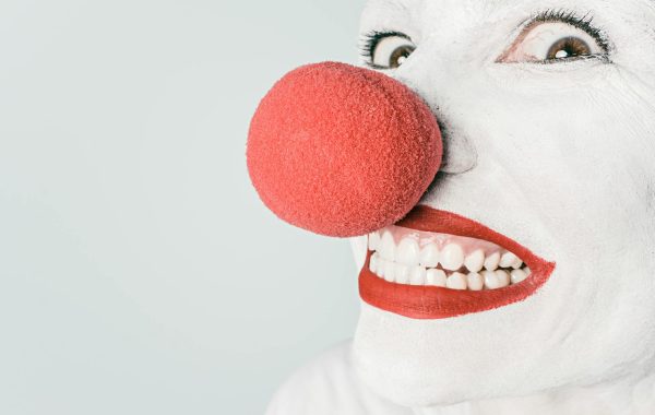 لماذا كوميديا أنور كوادري العربية تموت من الضحك وتنتشر؟