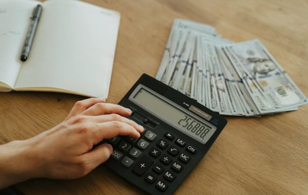 فن تنسيق الشيلة بطرق متنوعة تعكس جمالك وأناقتك