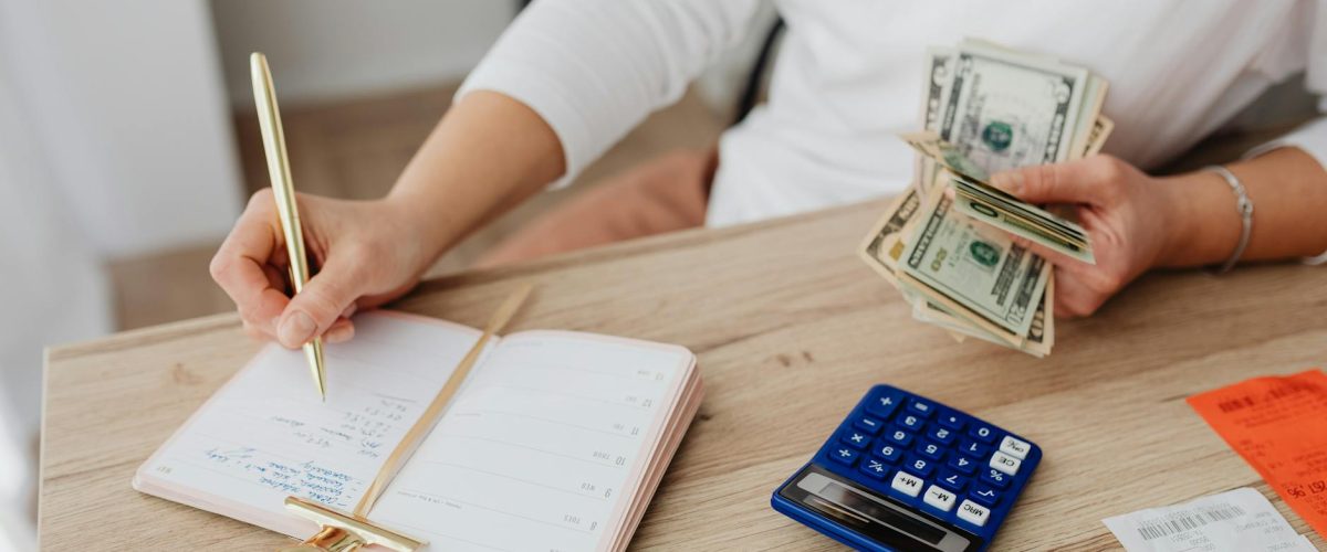 إطلالات متجددة: الانتقال من النهار إلى الليل بأناقة محتشمة