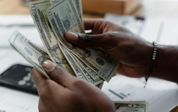 آرسنال يحافظ على آماله في اللقب بعد فوز درامي بالديربي