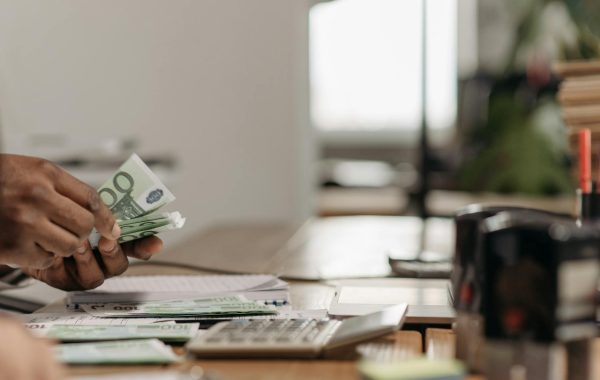 أفضل الممارسات لإدارة الأموال الشخصية والتجارية بفعالية