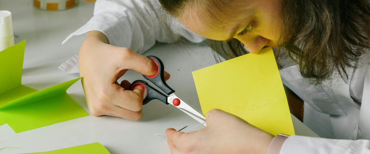 صمم وسائد أرضية على طريقة المجلس لركن دافئ ومريح