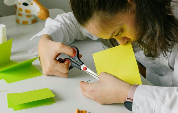 صمم وسائد أرضية على طريقة المجلس لركن دافئ ومريح