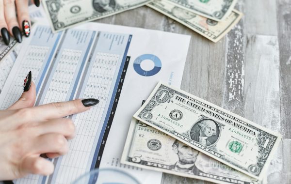 احتضني الخريف بأناقة: تحويل خزانتك الصيفية بأزياء محتشمة