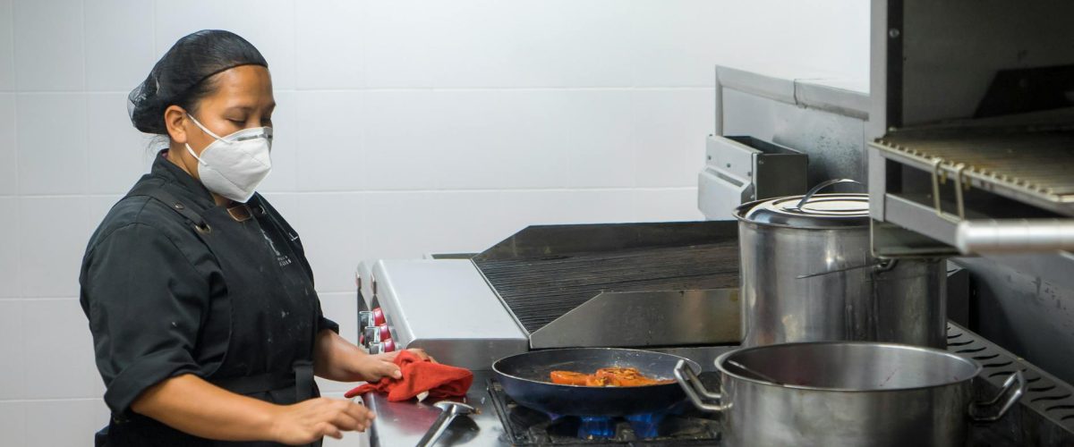 اصنع رف توابل بنكهة سوق قديم يضيء مطبخك ببهجة