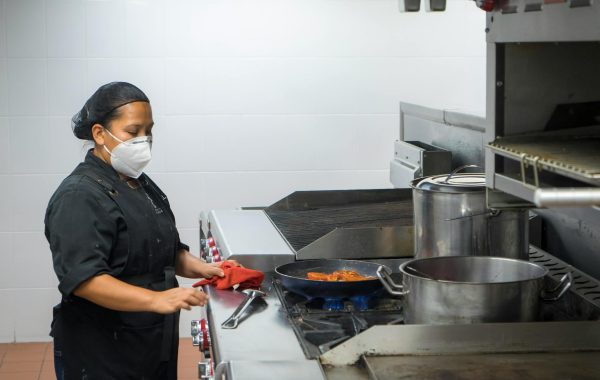 اصنع رف توابل بنكهة سوق قديم يضيء مطبخك ببهجة