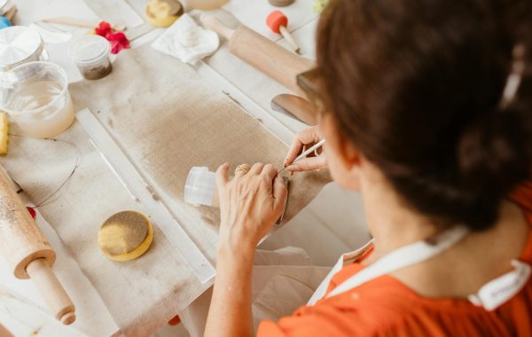 كيفية صنع طاولة قهوة بطبقة بلاط مغربي جذابة بسهولة