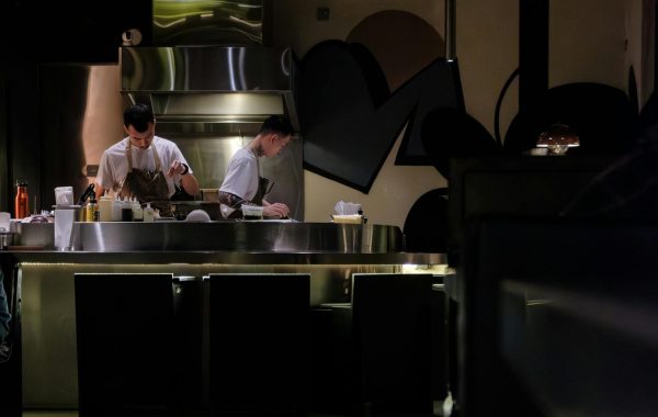 اصنع رف توابل مستوحى من سوق قديم لمطبخك بلمسة مبهجة