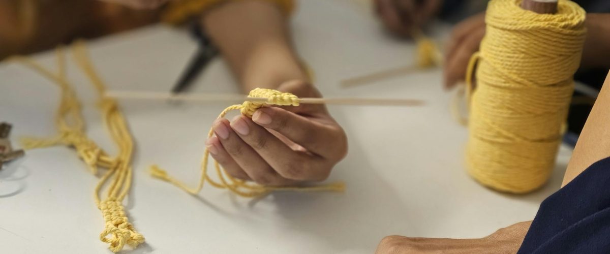 كيف تصمم فناءً عربيًا تقليديًا يضفي سحرًا على حديقتك؟