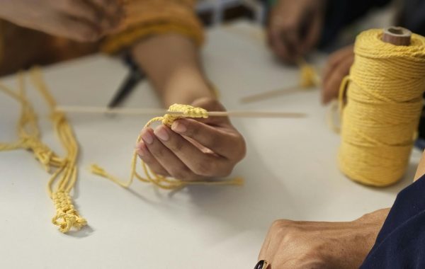 كيف تصمم فناءً عربيًا تقليديًا يضفي سحرًا على حديقتك؟