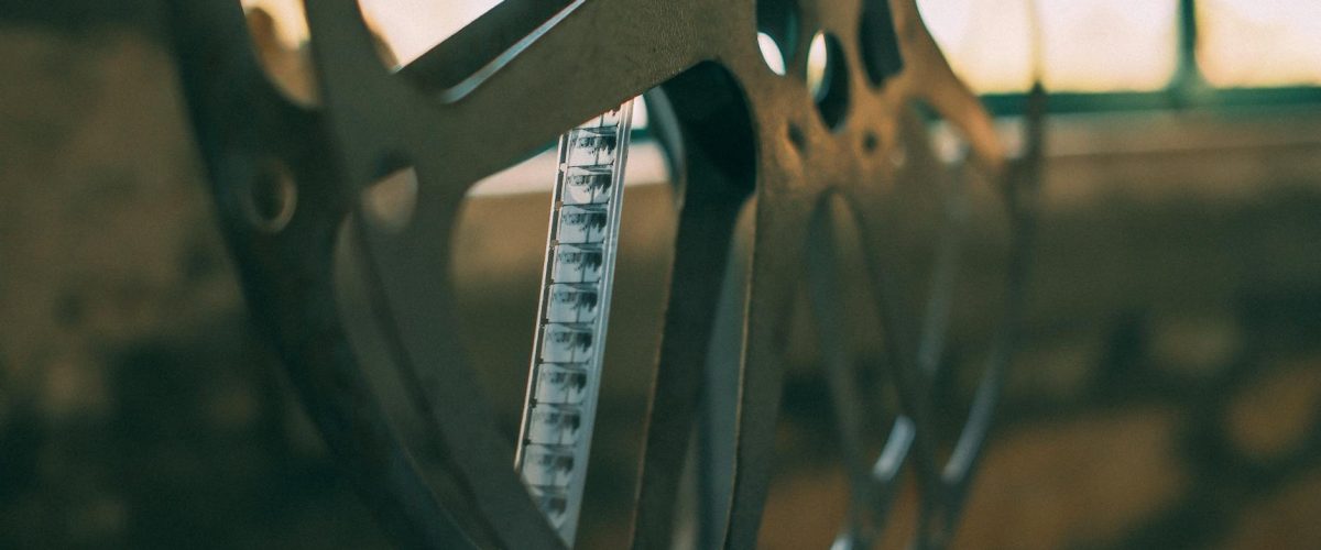 كيف تبرز "نيران صديقة" بين الكوميديات العربية على Starz Play