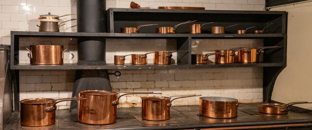 كتف ضأن مطهو ببطء مع الفريك – طبق شتوي دافئ ولذيذ