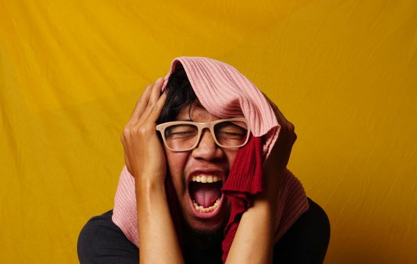 كوميدية الظلام في الستاند أب: حدها وين؟ ضحك أم جنون؟