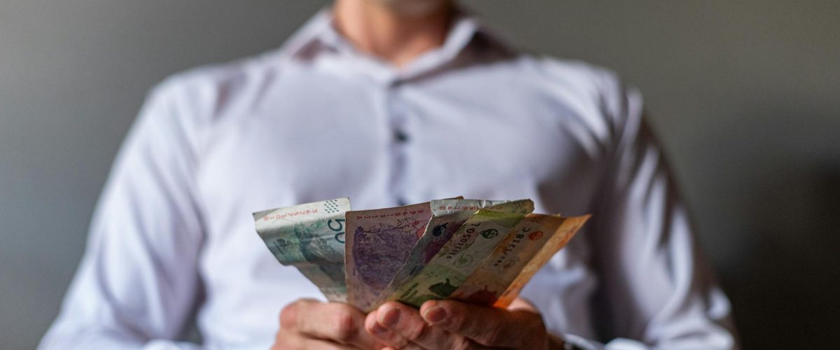 اصنع مركز طاولة صحراوي بأواني سيراميك ورمال طبيعية