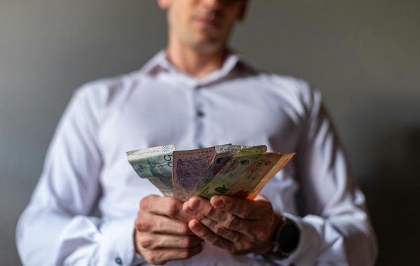 اصنع مركز طاولة صحراوي بأواني سيراميك ورمال طبيعية