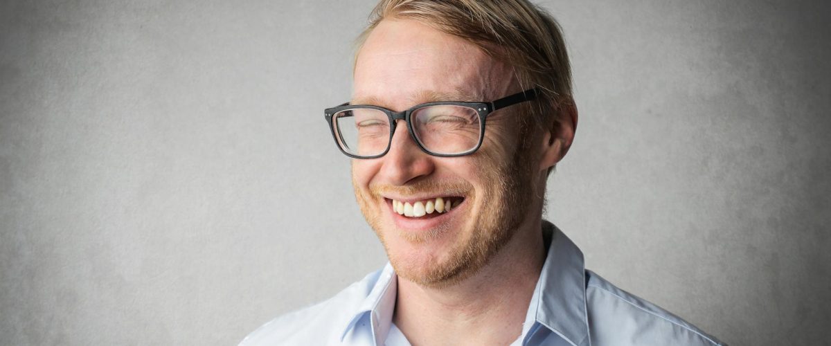 نجوم الكوميديا: من النكت على المسرح إلى نجومية هوليود!