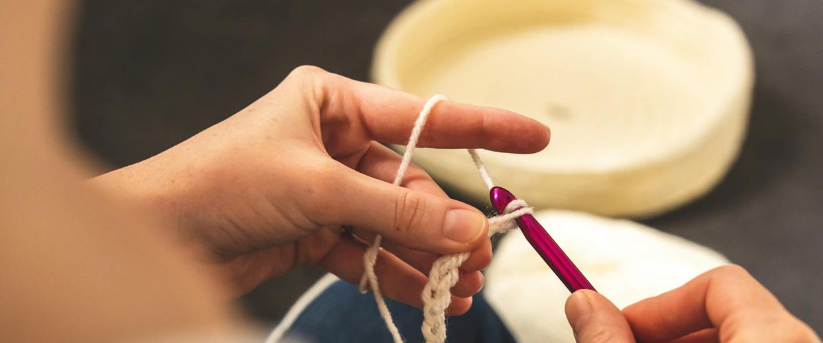 كيف ترسم نقوشًا عربية على الستائر لتصميم فاخر وأنيق