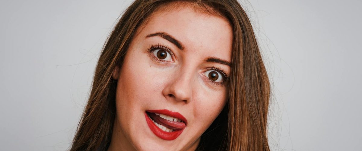 كوميديات بنكهات نسائية يغزون مسرح نتفليكس! ضحك على طول!