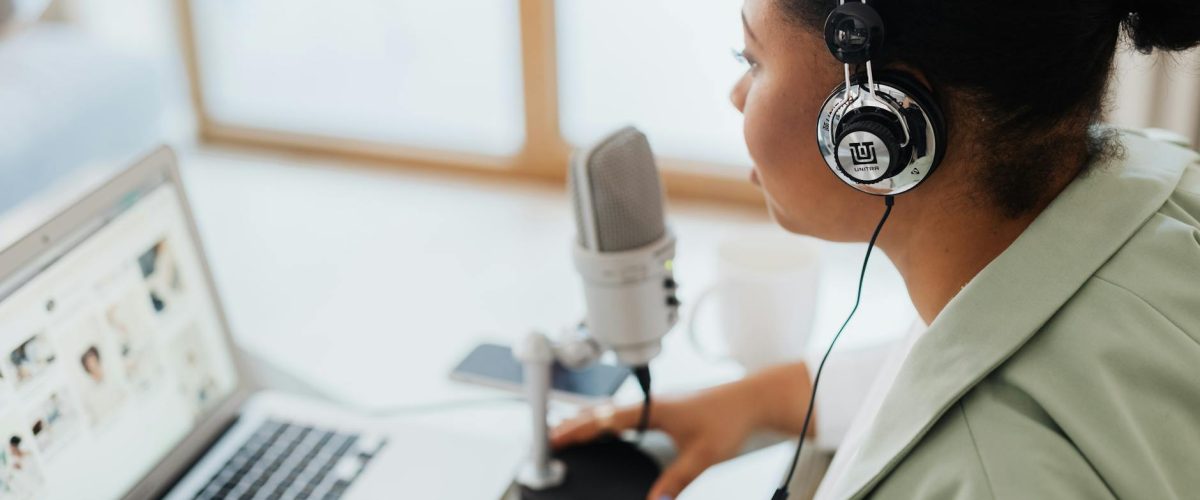 أفضل بودكاستات الكوميديا لخفة دم وسرعة ضحك 2025!