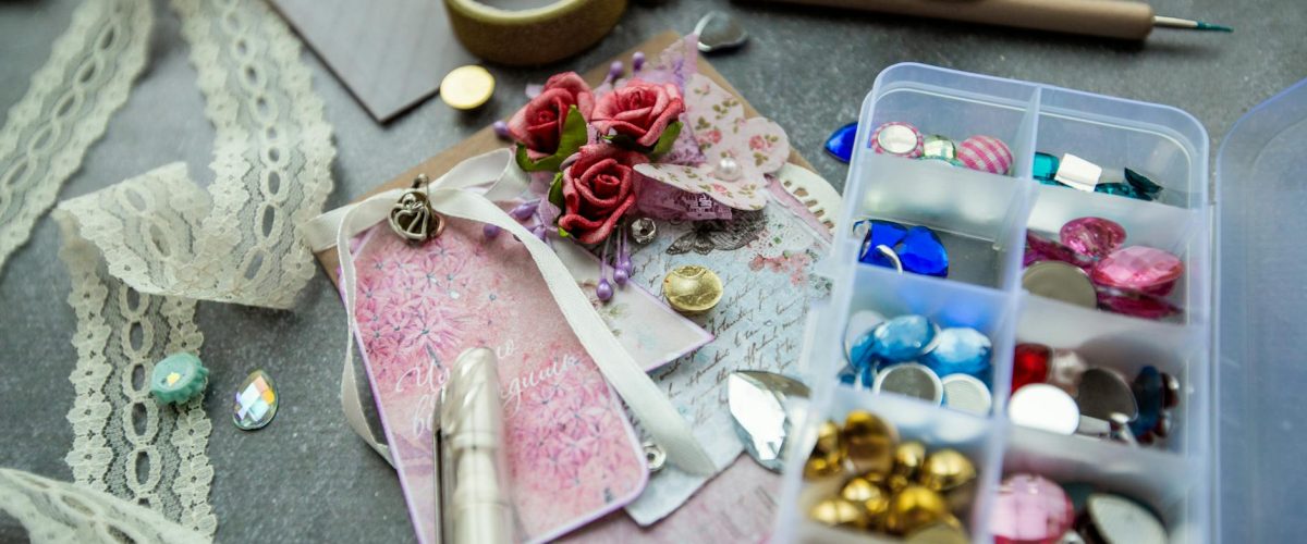 زخرفة الحائط بألواح خشبية مع أمثال عربية مرسومة يدوياً