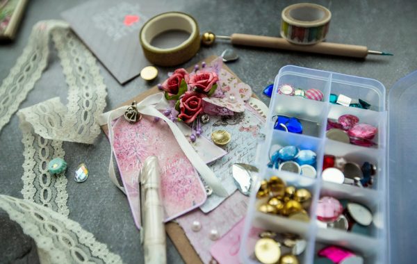 زخرفة الحائط بألواح خشبية مع أمثال عربية مرسومة يدوياً