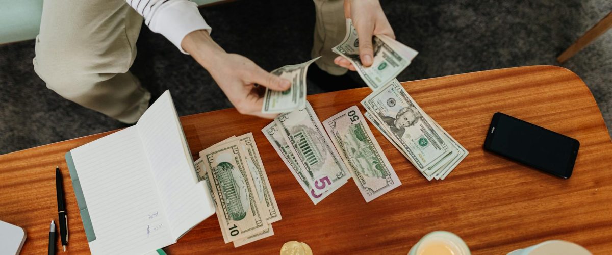 طرق مبتكرة لتوفير المال في النفقات اليومية بفعالية