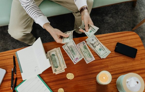 طرق مبتكرة لتوفير المال في النفقات اليومية بفعالية