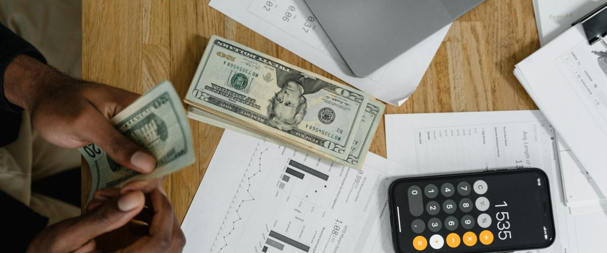 أزياء انتقالية: الأناقة المحتشمة من نهارٍ إلى ليلٍ ساحر