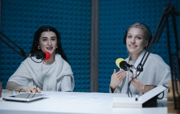 بودكاست "كيرننغ كالتشرز" يجمع بين قصص العرب والعالم