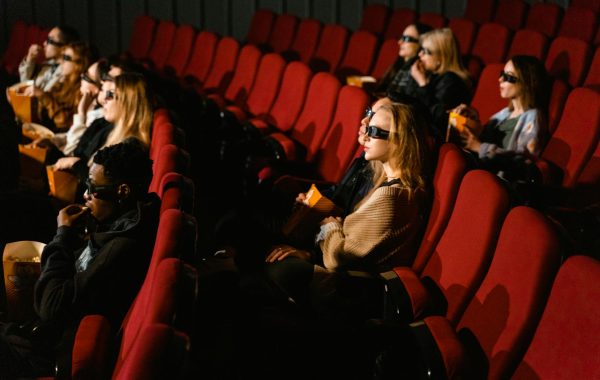 «بين عالمين»: تحليل عميق للفيلم العربي على نتفليكس