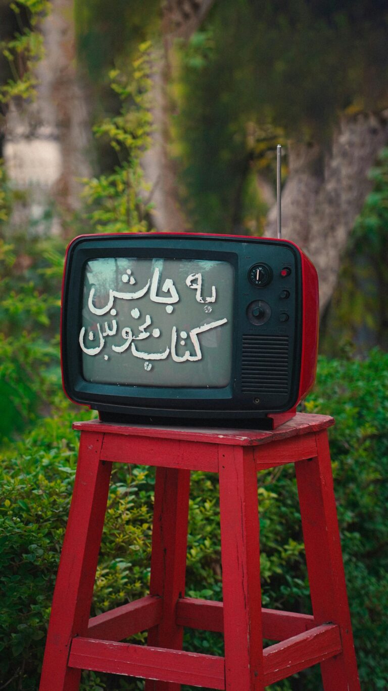 كيف يحول حسن Minhaj الحقيقة إلى نكتة عبقرية!