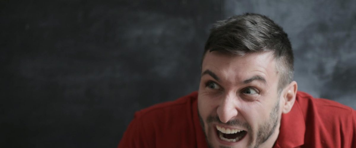 صانعات الضحك: نجمات الكوميديا العربيات يكسرن القوالب!