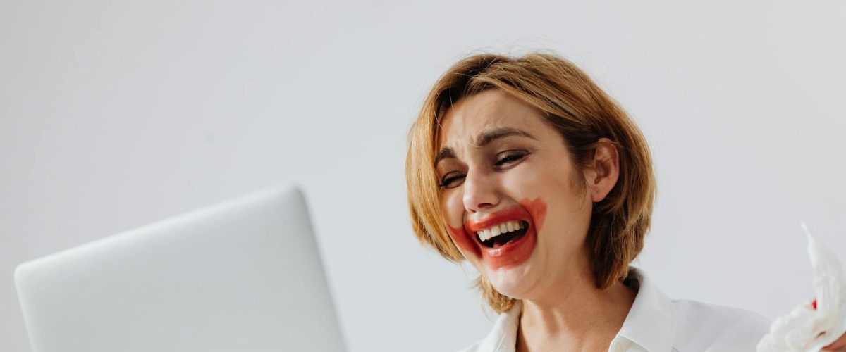 كوميديا الظلام في الستاند أب: تهريج ولا تعدي الحدود؟