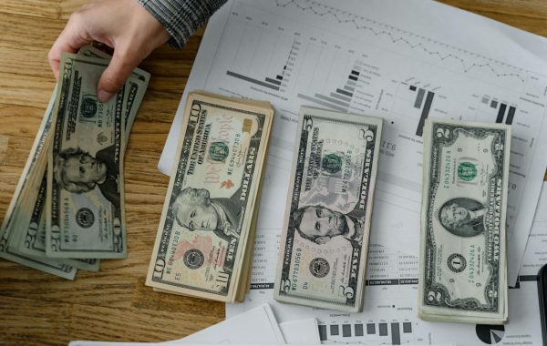 كيفية توفير المال لتعليم أطفالك مستقبلاً بخطوات عملية