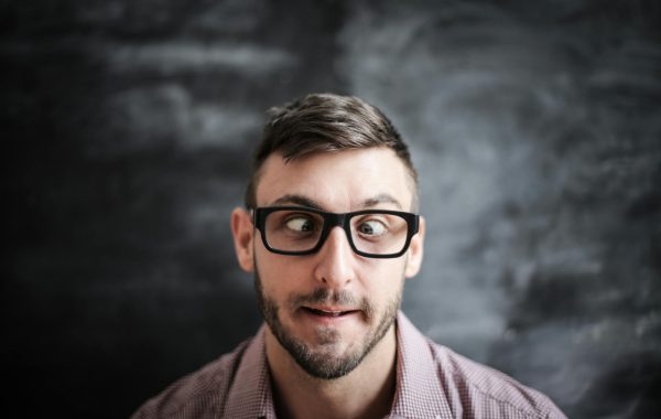 الكوميديا في زمن الإلغاء: من يضحك بلا روبوت؟